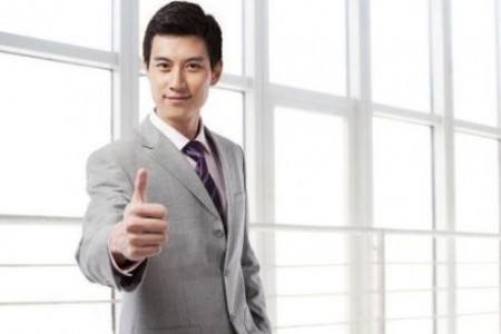 皮肤较黑的男士穿什么颜色的衣服适合
